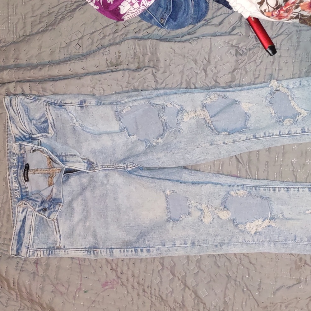Women's American Eagle ripped light wash jeans